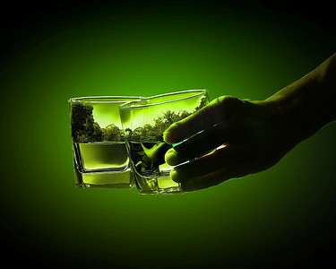 两杯带有自然插图的绿色苦艾酒
