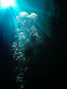 液体穿透摄影照片_水下气泡和阳光穿透
