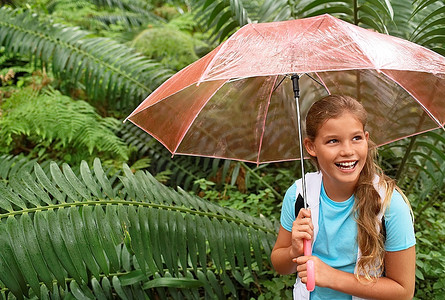 森林里的女孩撑着雨伞
