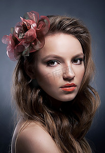 年轻美发模特的肖像与蝴蝶结特写工作室拍摄