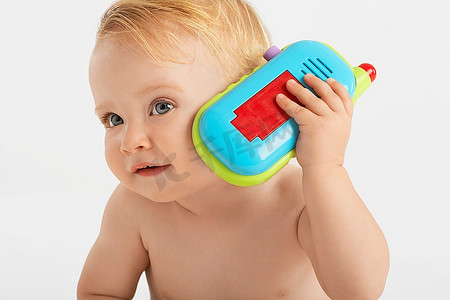 宝宝在听玩具电话