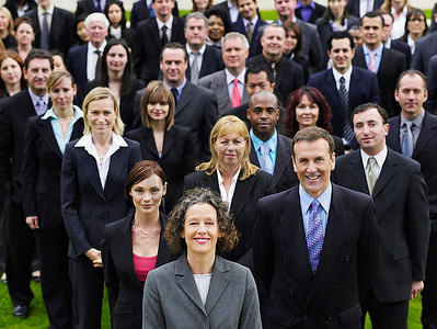 一大群商务人士站在草坪上,人像,高架观景合照人物特写