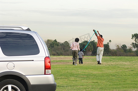 有一个孩子(5-6岁)的家庭放风筝