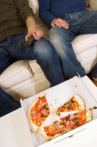 吃掉摄影照片_盒装披萨被沙发低区的人吃掉了一半