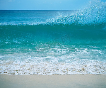 海浪波浪摄影照片_海浪在岸上破碎