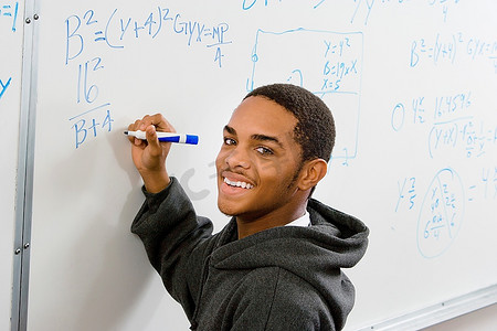 学生在白板上写代数方程式