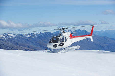 降落摄影照片_直升机降落在积雪的山顶