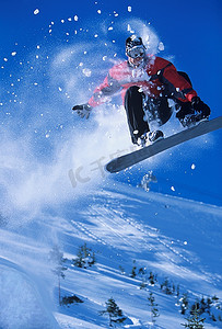 滑雪板运动员在斜坡上滑行