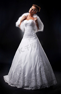 领奖摄影照片_迷人的新娘超模在领奖台上展示婚礼风格。系列照片