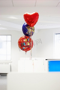 办公室隔间里的生日快乐气球