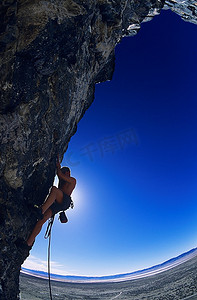 仅限一人摄影照片_悬崖峭壁上的攀岩者