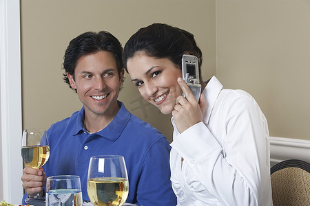 男上衣摄影照片_女商人使用手机旁边的男同事在餐馆