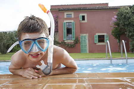 泳池中戴着浮潜口罩的男孩(10-12岁)肖像