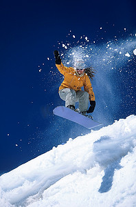 天平动图摄影照片_滑雪板运动员在斜坡上滑行