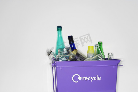 装满空罐子和空瓶子的回收容器