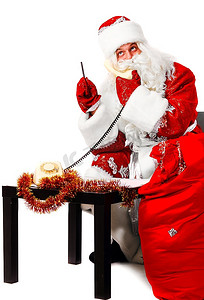 圣诞老人正在通过电话收到圣诞祝福，被隔离在白色的屏幕上