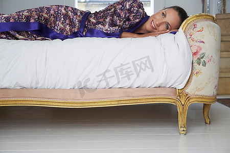 躺在床上的女人床沙发