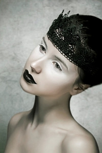美丽的布鲁内特黑唇妆容时装模特