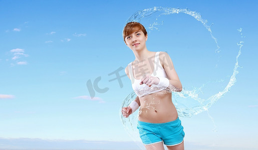 肖像一个年轻女子做运动与一瓶纯净水