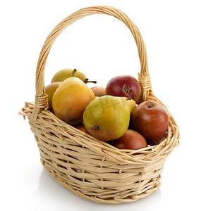 篮子里装着新鲜的成熟梨