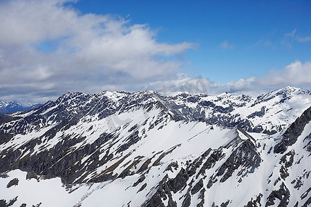 尖峰山峰摄影照片_白雪覆盖的山峰