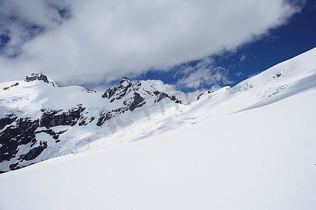 尖峰山峰摄影照片_雪下的山峰