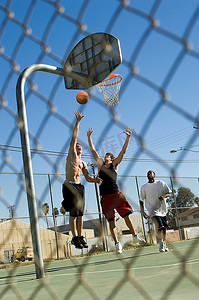 篮球运动员玩接发球游戏