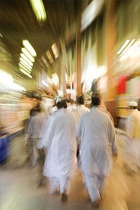 阿联酋摄影照片_阿联酋迪拜，天刚黑，Bur Dubai露天市场就挤满了行人。