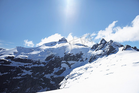 尖峰山峰摄影照片_积雪的山峰