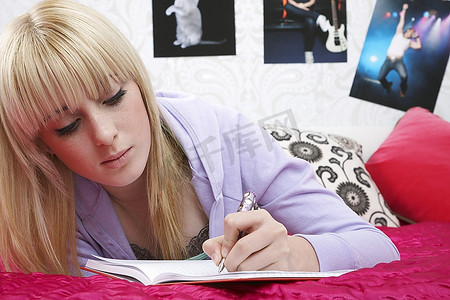 十几岁的女孩(16-17岁)躺在床上写日记