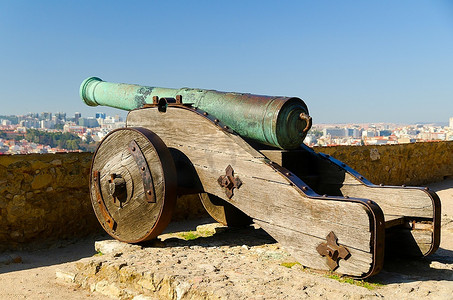 绿色大炮摄影照片_圣豪尔赫城堡的大炮，葡萄牙里斯本