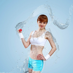 一位年轻女子拿着一瓶纯净水做运动的肖像