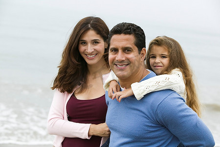一家人在海滩上，肖像