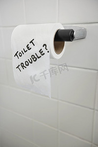 写在卫生间卫生纸上的文字特写，描述厕所问题