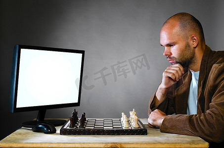灰色背景下的人类棋手与计算机对决