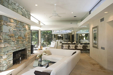 棕榈泉家居的下沉式座位区和裸露的石质壁炉