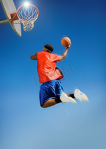 篮球运动员跳上篮筐