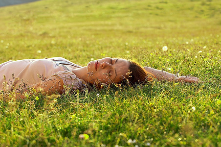 睡在田野里的年轻女子，地面景观