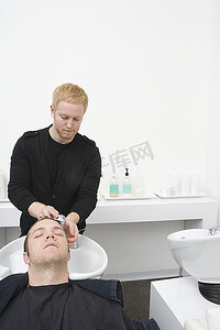 男性客户在中性美发沙龙洗发