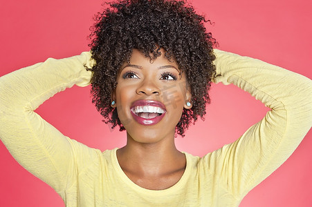 快乐的非裔美国人抬头,双手放在头后,背景是彩色的爆炸头卡通动漫人物