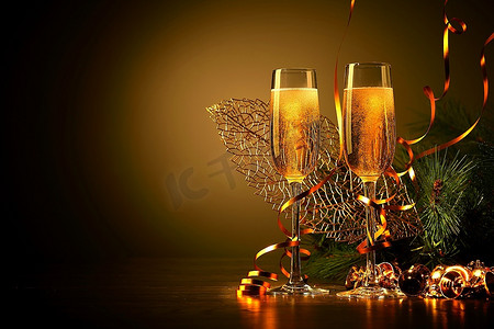 新年晚会上的几杯香槟