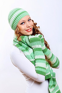 戴着暖冬帽子和围巾的年轻漂亮女人