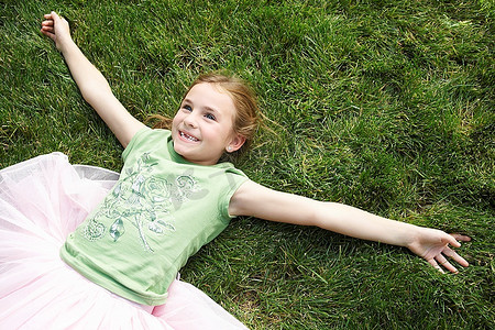 躺在草地上的微笑女孩