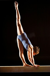 平衡木体操运动员
