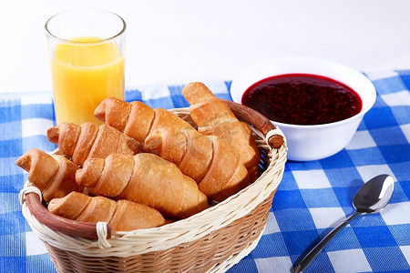 欧式早餐，包括羊角面包和橙汁