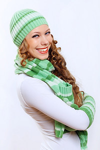 戴着暖冬帽子和围巾的年轻漂亮女人
