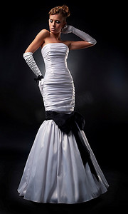 站在领奖台上穿着白色婚纱、戴着手套的金发新娘--系列照片