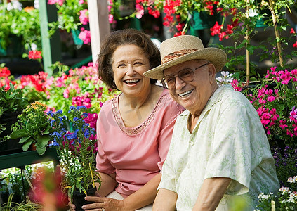 70年摄影照片_老年夫妇购买植物