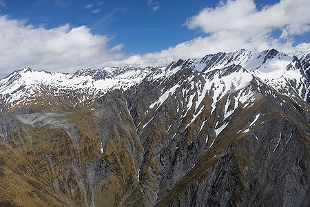 白雪皑皑的山峰