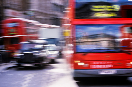 伦敦红色公交车和黑色出租车运动模糊